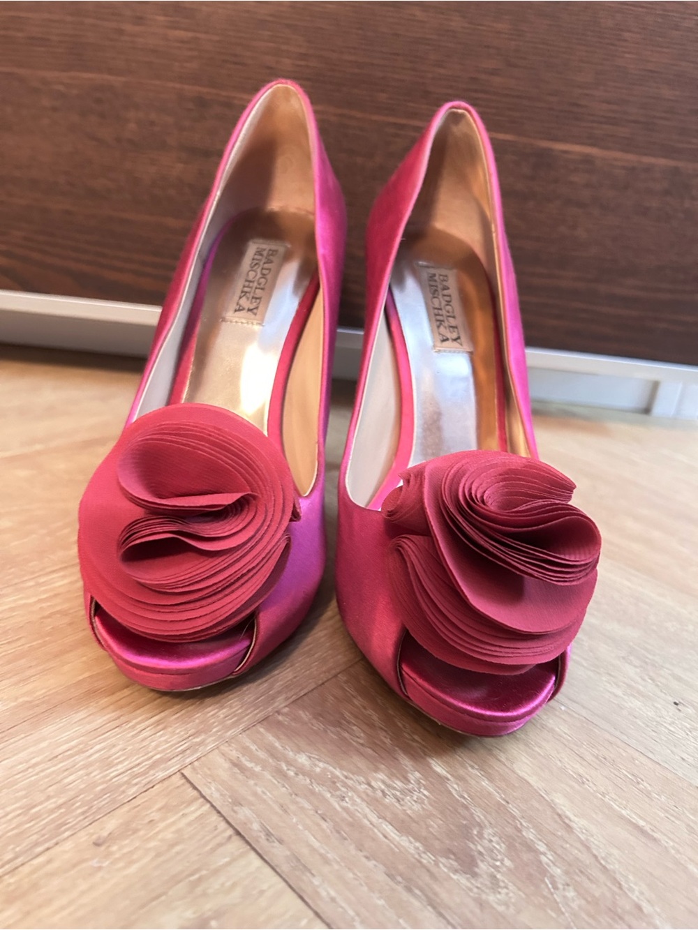 Badgley Mischka Blossom Sz 7.5 Pump Heels Peep-Toe Women's Fuschia Satin 4" Heel